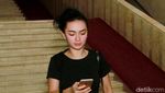 Zaskia Gotik Sibuk Nelepon Siapa Sih?