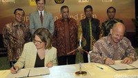 Presiden dan CEO OPIC (Overseas Private Investment Corporation), Elizabeth L. Littlefield (kanan) bersama Brian Caffyn dari lembaga keuangan pembangunan pemerintah Amerika Serikat menandatangani Letter of Cooperation pembiayaan proyek Sidrap yang disaksikan oleh Direktur Utama PLN, Sofyan Basir (tengah belakang) dan Duta Besar Amerika Serikat untuk Indonesia Robert Blake.