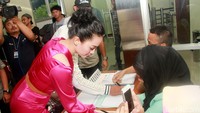 Kedatangannya langsung diserbu awak media. Pool/Gus Mun/detikFoto.