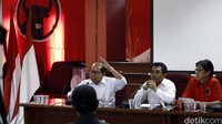 Wakil Ketua DPD PDIP Jakarta, Pantas Nainggolan (kiri) memberikan penjelasan soal syarat bakal calon gubernur DKI.