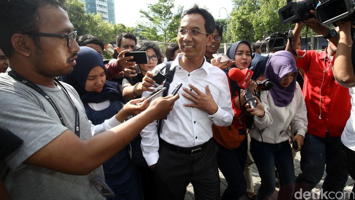 Diperiksa KPK, Kepala BPKAD Heru Budi Bawa Data Terkait Pembahasan Raperda