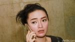 Zaskia Gotik Sibuk Nelepon Siapa Sih?