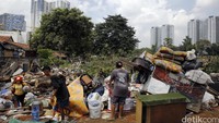 Sebelumnya penghuni bangunan tersebut, sudah diberi Surat Peringatan (SP) untuk pindah meninggalkan tempat tersebut, karena tidak memiliki surat izin alias liar.
