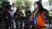 Sambil tersenyum kepada awak media, Damayanti langung masuk ke gedung KPK untuk menjalani pemeriksaan lanjutan.