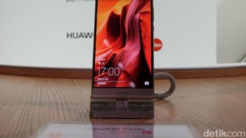 Huawei P9 diklaim lebih tipis dan ringan dibandingkan Samsung Galaxy S7 dan iPhone 6S. Foto: detikcom/Ardhi Suryadhi