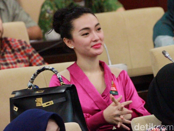 Hot Photo Highlight Zaskia Gotik Isyana Sarasvati Hingga Raline Shah