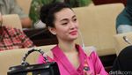 Zaskia Gotik Tampil Pinky di Gedung DPR/MPR RI