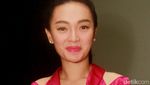 Zaskia Gotik Tampil Pinky di Gedung DPR/MPR RI