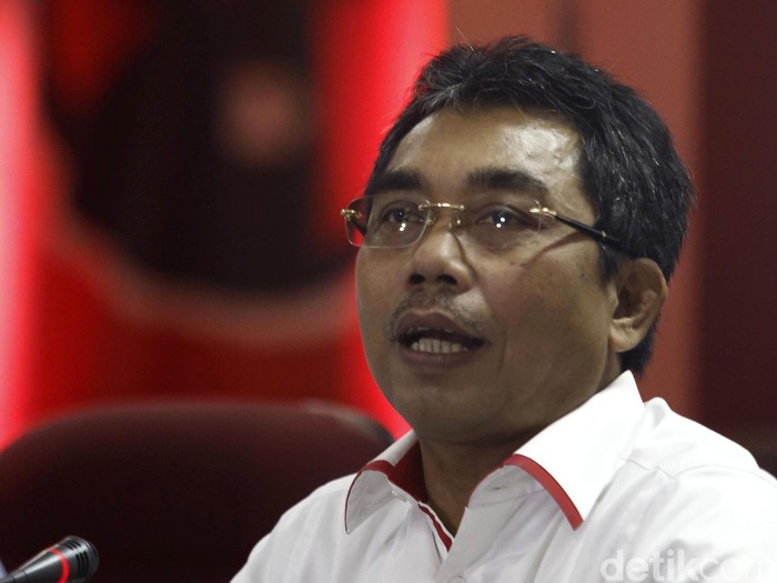 Wakil Ketua Bidang Pemenangan Pemilu DPD PDI Perjuangan DKI Jakarta Gembong Warsono, Wakil Ketua Pantas Nainggolan, dan Bendahara Adi Wijaya menggelar jumpa pers di kantornya Jl Tebet Raya Jakarta, Kamis (7/4/2016). DPD PDI Perjuangan DKI Jakarta menggelar penjaringan dan penyaringan calon Gubernur dan Calon Wakil Gubernur baik dari internal partai ataupun luar partai untuk mengikuti Pilkada DKI Jakarta pada 2017 mendatang.