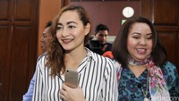 Ia mengenakan baju bergaris hitam dan putih. Pool/Noel/detikFoto.