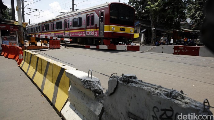 Dinas Perhubungan dan Transportasi (Dishubtrans) DKI Jakarta Pada hari ini Kamis (7/4/2016) menutup persimpangan tak sebidang di bawah Flyover Tebet dengan menggunakan Movable Concrete Barrier (MCB) beton. Penutupan ini untuk mengantisipasi dan tidak mengulangi kecelakaan yang kerap terjadi diperlintasan Kereta Api sebidang karena tidak taatnya pengendara lalu lintas. (FOTO: Rachman Haryanto/detikcom)