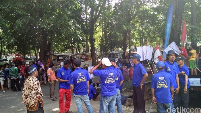 Warga Pesisir Jakarta Demo di Depan PTUN Tolak Reklamasi Teluk Jakarta