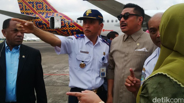 Komisi V DPR Lihat Kondisi Pesawat Batik Air yang Kecelakaan di Halim Komisi V DPR Lihat Kondisi Pesawat Batik Air yang Kecelakaan di Halim