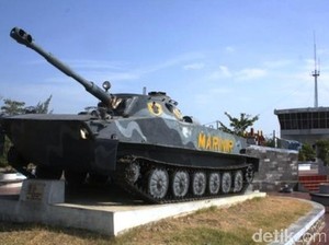 Anti Mainstream, Tank & Pesawat di Pantai Tegal
