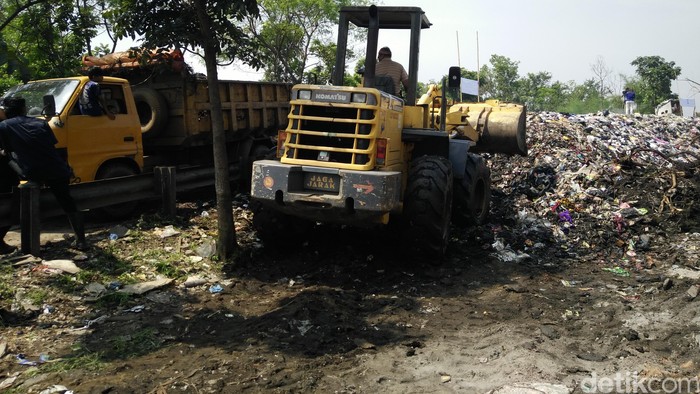 Begini Suasana Pengerukan Bukit Sampah Cigondewah