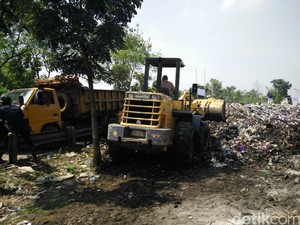 Begini Suasana Pengerukan Bukit Sampah Cigondewah