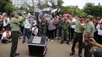 Aksi teatrikal ini menjadi bagian dari unjuk rasa para veteran dan keluarga purnawirawan.