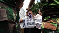 Para pendemo melakukan drama teatrikal tentang penggusuran rumah dinas.