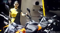 Sejumlah SPG cantik mewarnai pagelaran IIMS 2016 di IExpo Kemayoran, Jakarta, Kamis (07/04/2016). 