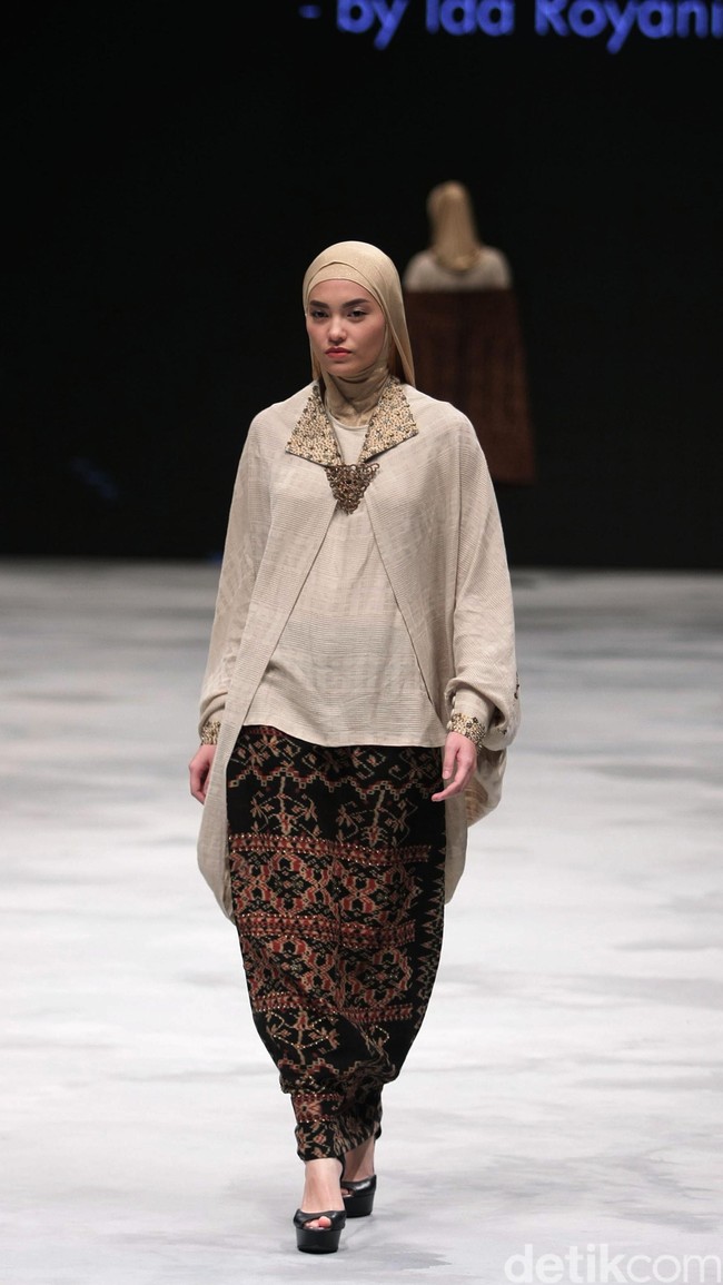 Sentuhan Ethnic NTT by Ida Royani for Badan Ekonomi Kreatif. Indonesia Fashion Week 2016 at Jakarta Convention Center. Senayan. Jakarta. [Foto: Mohammad Abduh/Wolipop]