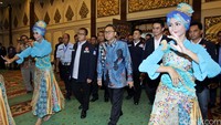 Tarian tradisional menyambut kedatangan Ketua Umum PAN Zulkifli Hasan.