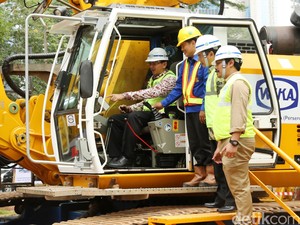 Naik Ekskavator, Ahok Resmikan Pembangunan Flyover Bundaran Semanggi