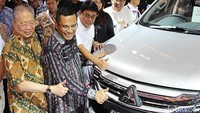 Saleh Husin juga mengunjungi booth Mitsubishi. Di booth tersebut, Menperin berfoto bersama di depan Pajero Sport.