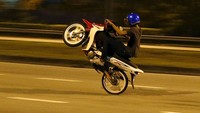 Sejumlah pemuda Malaysia melakukan balap liar di jalanan Kuala Lumpur. REUTERS/Olivia Harris.