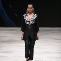 Fashunica by Stephen Tach for Badan Ekonomi Kreatif. Indonesia Fashion Week 2016 at Jakarta Convention Center. Senayan. Jakarta. [Foto: Mohammad Abduh/Wolipop]