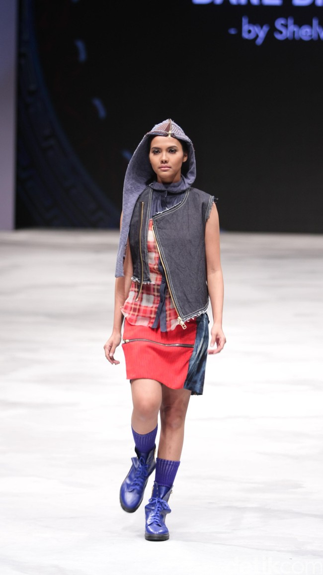 Dare Different by Shelvia Hakim for Badan Ekonomi Kreatif. Indonesia Fashion Week 2016 at Jakarta Convention Center. Senayan. Jakarta. [Foto: Mohammad Abduh/Wolipop]