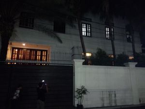 3,5 Jam Geledah, KPK Bawa Sebundel Berkas dari Rumah M Sanusi di Cipete