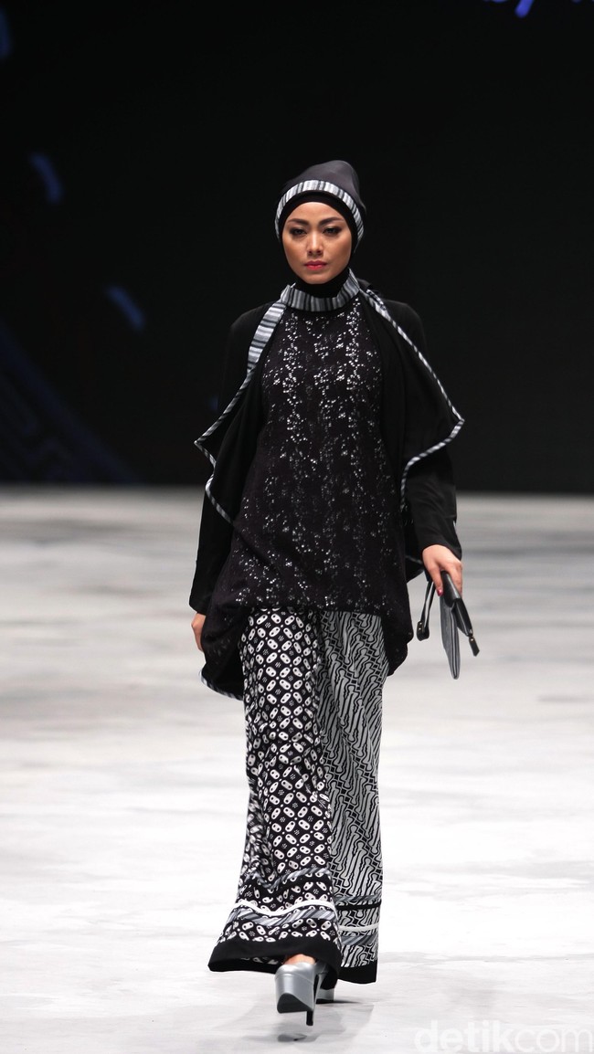 Today Ainun by Tuti Adib for Badan Ekonomi Kreatif. Indonesia Fashion Week 2016 at Jakarta Convention Center. Senayan. Jakarta. [Foto: Mohammad Abduh/Wolipop]