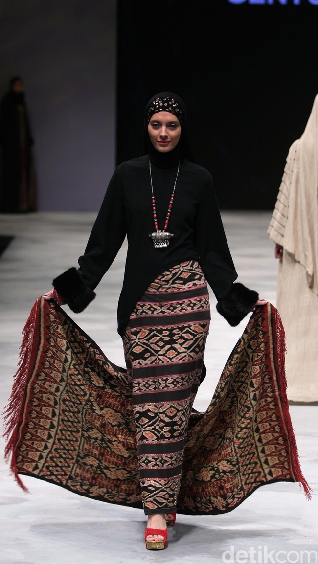 Sentuhan Ethnic NTT by Ida Royani for Badan Ekonomi Kreatif. Indonesia Fashion Week 2016 at Jakarta Convention Center. Senayan. Jakarta. [Foto: Mohammad Abduh/Wolipop]