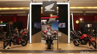 Di booth Honda ini, para pengunjung dapat melihat langsung Honda RC213V-S (motor balap MotoGP versi jalan raya) dan big bike Honda lainnya serta CBR 150R. Foto: Astra Honda Motor