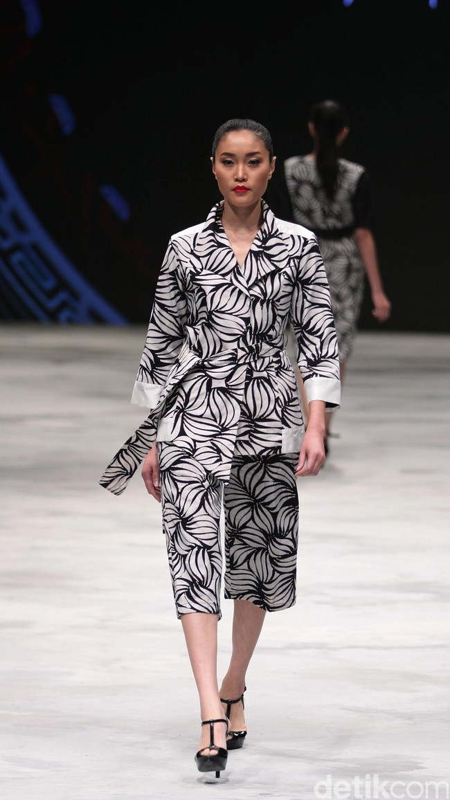 Fashunica by Stephen Tach for Badan Ekonomi Kreatif. Indonesia Fashion Week 2016 at Jakarta Convention Center. Senayan. Jakarta. [Foto: Mohammad Abduh/Wolipop]