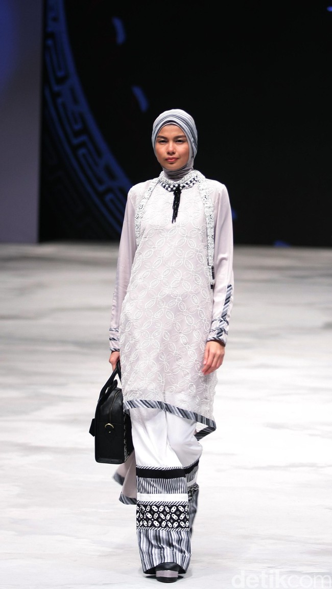 Today Ainun by Tuti Adib for Badan Ekonomi Kreatif. Indonesia Fashion Week 2016 at Jakarta Convention Center. Senayan. Jakarta. [Foto: Mohammad Abduh/Wolipop]