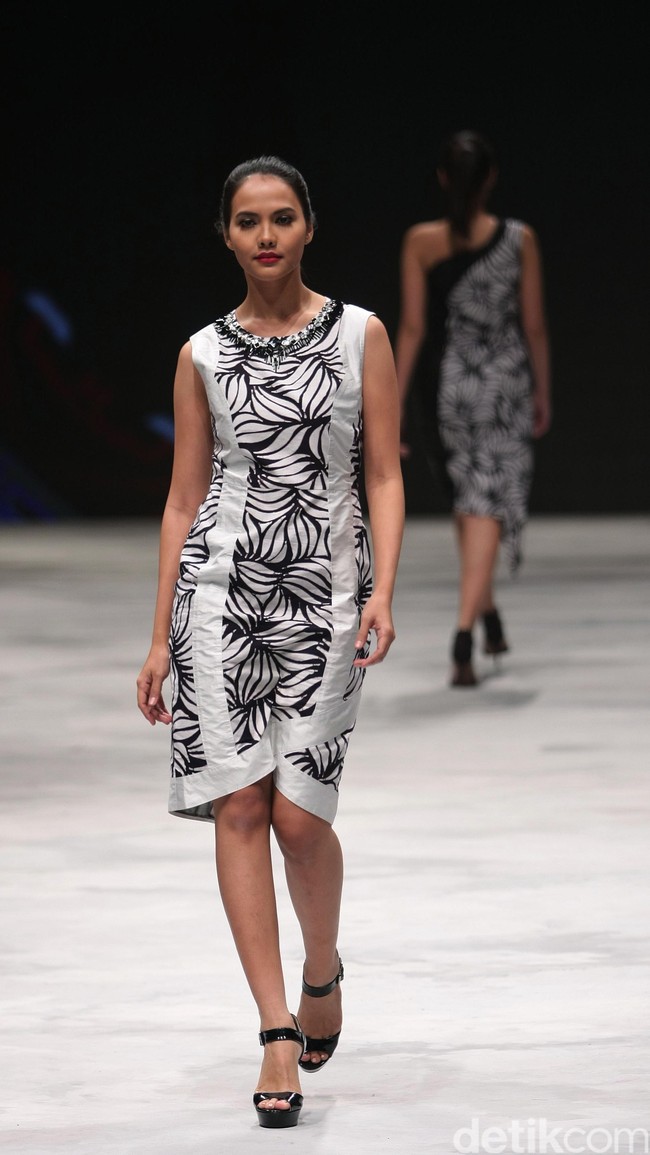 Fashunica by Stephen Tach for Badan Ekonomi Kreatif. Indonesia Fashion Week 2016 at Jakarta Convention Center. Senayan. Jakarta. [Foto: Mohammad Abduh/Wolipop]