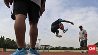 Atlet Pencak silat saat mengikuti tes kekuatan kaki, di Gor Rawamangun. Jakarta, 8 April 2016. CNN Indonesia/Adhi Wicaksono.