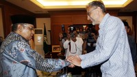Ketua Umum PBNU Said Aqil Siradj didampingi Sekjen PBNU Helmy Faisal Zaini menerima Duta Besar Inggris untuk Indonesia, Moazzam Malik.