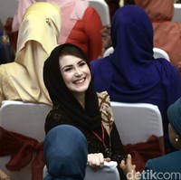 Senyum Arumi Bachsin terlihat manis ketika memakai kerudung hitam dan baju batik. Foto: Agung Pambudhy