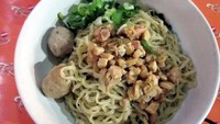 Mie keriting Luwes di stasiun Sudirman ini puny amie ayam yang memuaskan. Mienya halus lentir dengan pelengkap bakso atau pangsit. Termasuk jajanan favorit di stasiun ini.Foto: detikFood