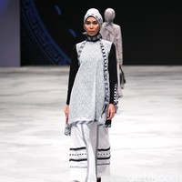 Today Ainun by Tuti Adib for Badan Ekonomi Kreatif. Indonesia Fashion Week 2016 at Jakarta Convention Center. Senayan. Jakarta. [Foto: Mohammad Abduh/Wolipop]