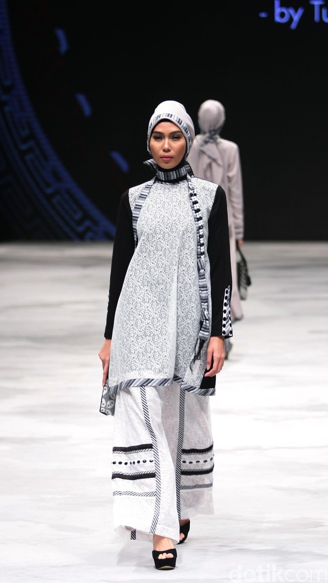 Today Ainun by Tuti Adib for Badan Ekonomi Kreatif. Indonesia Fashion Week 2016 at Jakarta Convention Center. Senayan. Jakarta. [Foto: Mohammad Abduh/Wolipop]