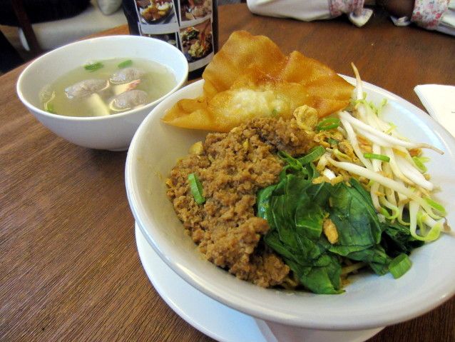 Yuk, Siang Ini Makan Mie Ayam Enak di Tempat Ini! Yuk, Siang Ini Makan Mie Ayam Enak di Tempat Ini!