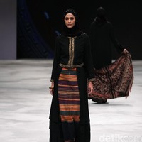 Sentuhan Ethnic NTT by Ida Royani for Badan Ekonomi Kreatif. Indonesia Fashion Week 2016 at Jakarta Convention Center. Senayan. Jakarta. [Foto: Mohammad Abduh/Wolipop]