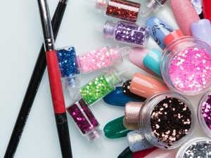 Gara-gara Glitter, Wanita Ini Mengalami Kebutaan