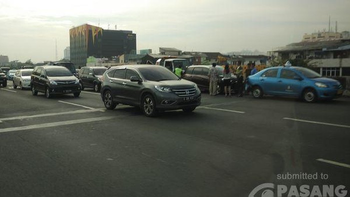 5 Kendaraan Kecelakaan Beruntun di Tol Priuk, Macet 7 Km