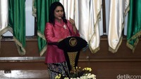 Sambil berkelakar, Iriana menyebut ada nuansa lama dan baru di wajah para istri kepala daerah yang hadir.