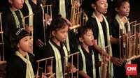 Anak-anak Defabel bermain angklung untuk mengiringi tarian tradisional. CNN Indonesia/Andry Novelino.