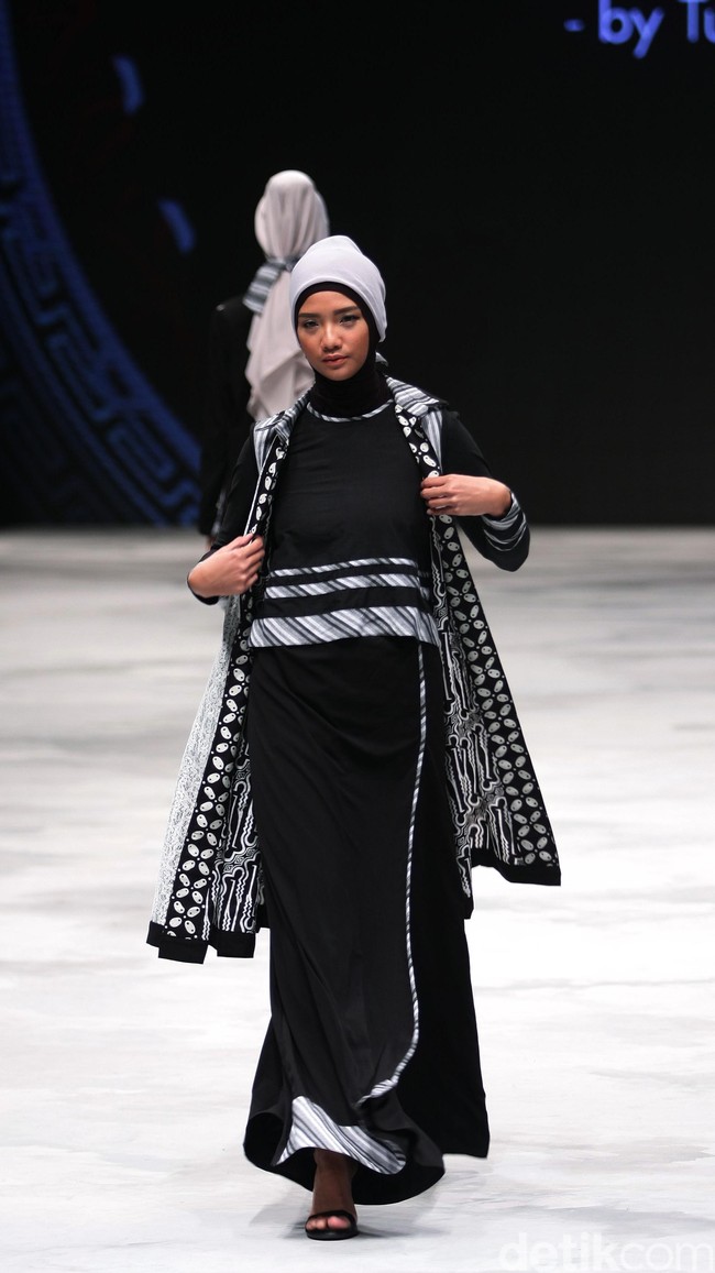 Today Ainun by Tuti Adib for Badan Ekonomi Kreatif. Indonesia Fashion Week 2016 at Jakarta Convention Center. Senayan. Jakarta. [Foto: Mohammad Abduh/Wolipop]